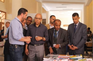 السيد رئيس الجامعة يفتتح مراسيم صالون الكتاب