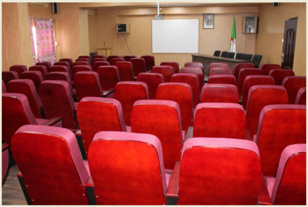 إنجاز قاعة للمناقشات بكلية الحقوق والعلوم السياسية